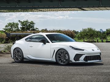 gramLIGHTS 57TR ― レース由来の機能美が、ストリートで輝く。