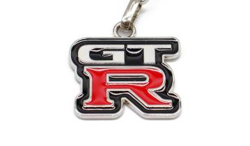 「日産スカイライン GT-R（BNR34）」を立体的に再現した新作キーリング、Amazon に登場。シリアルナンバー入り、5000個限定