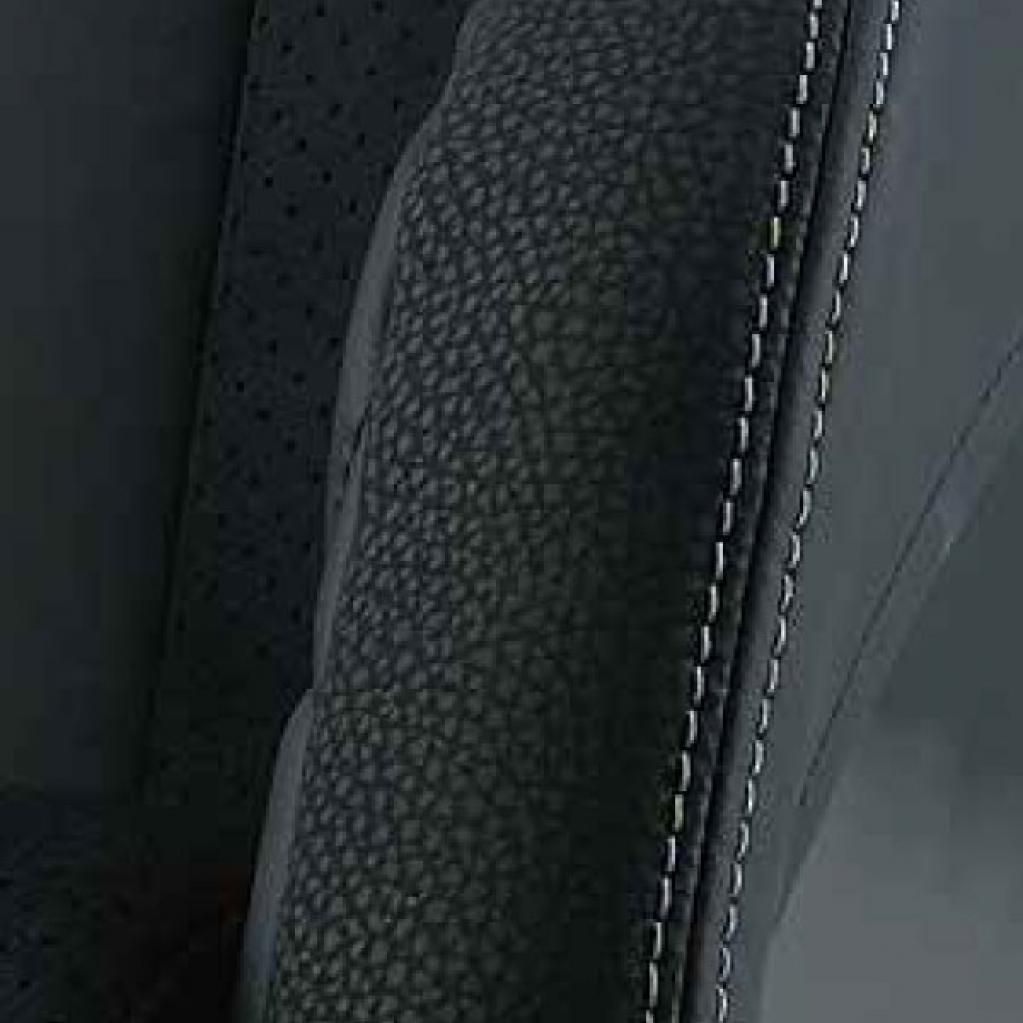 高剛性シェルにデザインを一新した表皮を纏ったフルバケットシート