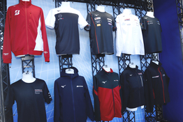 モータースポーツシーンで躍進を続けるMIZUNOブランド。今年も東京オートサロンで様々なアイテムを展示＆販売中