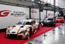 SUPER GTブースは今年もGT500マシンがお出迎え